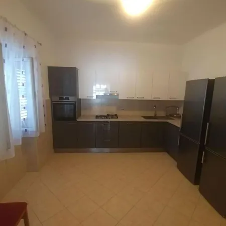 Four Bedroom With Terrace & Sea View Vikendica