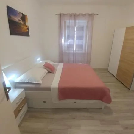 Vikendica Four Bedroom With Terrace & Sea View *