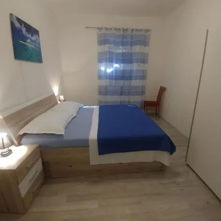 Four Bedroom With Terrace & Sea View Vikendica