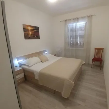 Four Bedroom With Terrace & Sea View Vikendica *